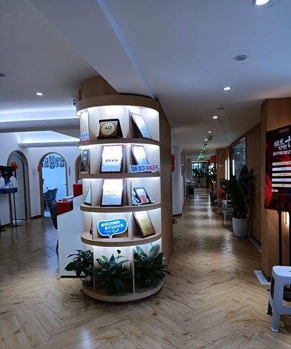成都锦江极光口腔门诊部（金牛院区）荣誉展示柜