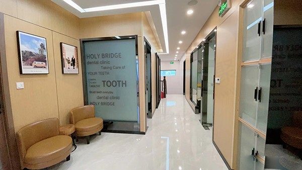 上海圣桥口腔诊所走廊环境