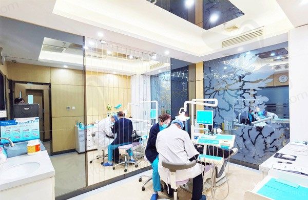 北京御心口腔门诊医生操作中