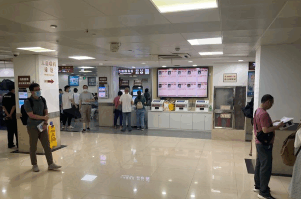 复旦大学附属眼耳鼻喉科候诊区