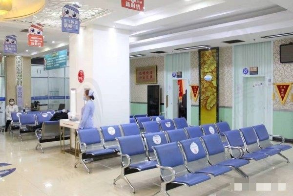 大同朝聚安康眼科医院排队区