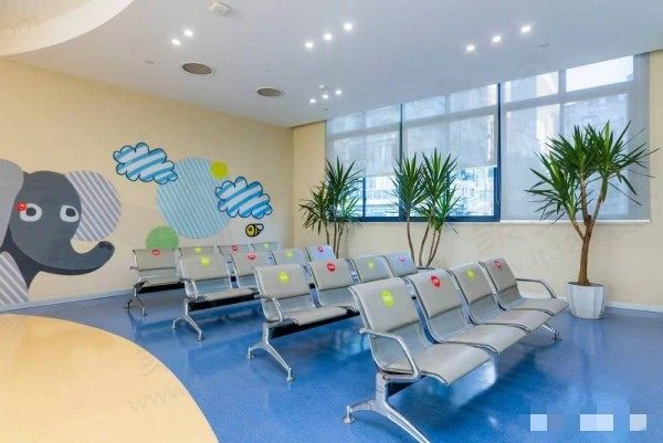 重庆爱尔儿童眼科医院排队区