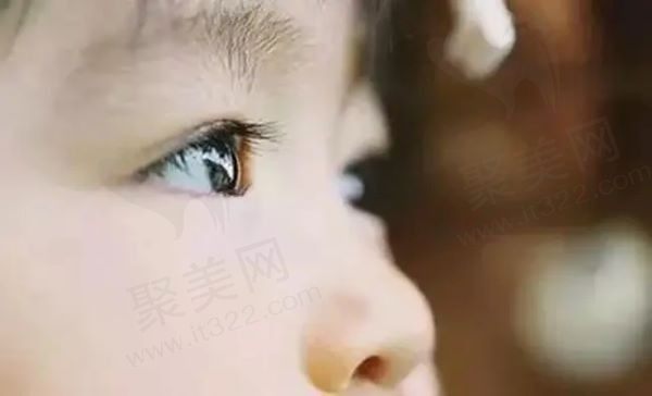 儿童白内障症状有哪些，儿童要是得了白内障怎么治疗？