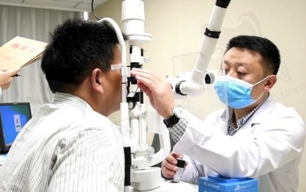 40多岁还能做近视眼手术吗？有点老花可以一起解决吗？