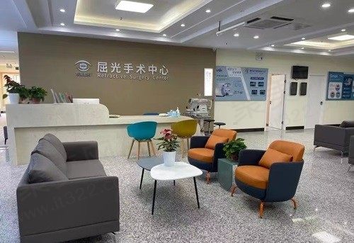 南京东南眼科医院上班时间8:00-17:30，拔打电话可免费预约近视手术