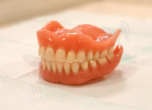 全口义齿和吸附性义齿有什么区别？哪个好？价钱一样吗？