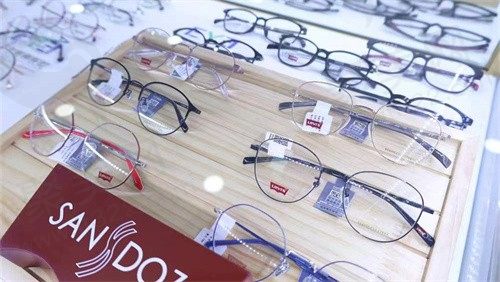 白内障视网膜脱落是什么原因？白内障视网膜脱落能不能治好啊？
