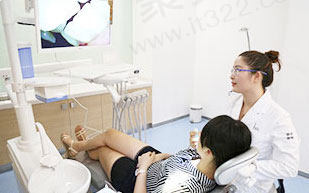 奚静医师给求诊者讲解牙齿矫正方案