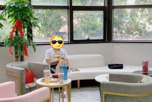 宁波海曙亚美口腔门诊部休息区