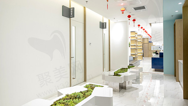 北京维乐口腔门诊部走廊休息区
