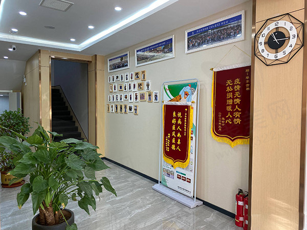 唐山路北国华诊所（华尔齿科）荣誉锦旗