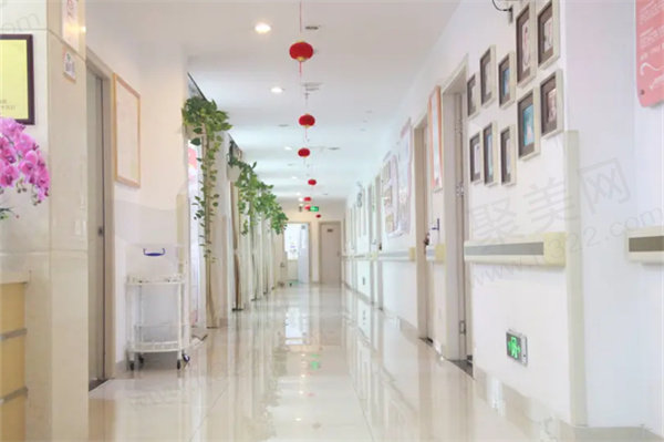 深圳港龙医院口腔科走廊