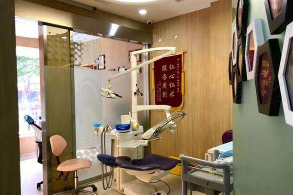 二、上海雅杰口腔门诊部正规吗？来看看医院资质：